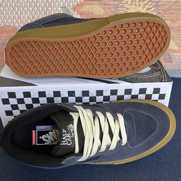 Vans Men’s Skate Half Cab
Navy/Gum
VN0A5FCDNGM
Sneakers - Picture 3 of 16